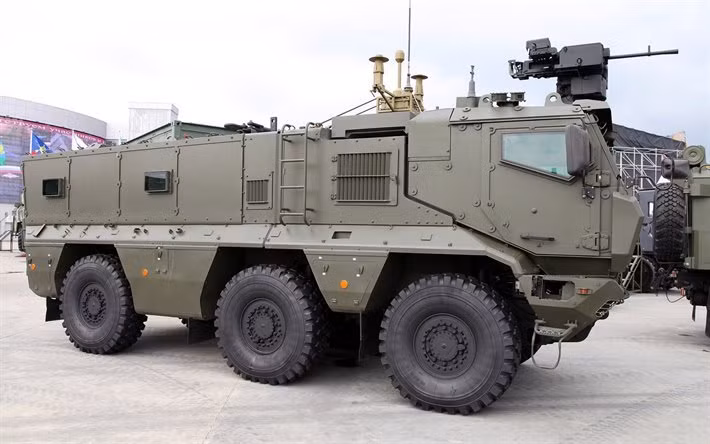 Typhoons cũng được trang bị một số loại giáp tiên tiến nhất trên thị trường, có thể chịu được đạn xuyên giáp 14,5 mm; trên xe có lỗ bắn để bắn từ trong xe ra, ngoài ra còn có một khẩu súng máy điều khiển từ xa trên nóc ca bin. Với những tính năng này, Typhoons biến thành xe chiến đấu bộ binh và đủ hỏa lực để bảo vệ các đơn vị trên đường hành quân.