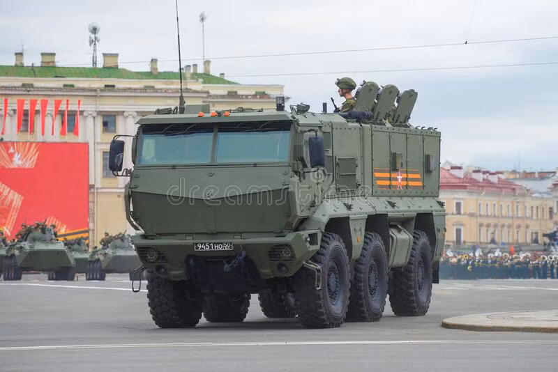 Ngoài việc vận chuyển binh lính (tối đa 10 binh sĩ), Typhoon có thể được sử dụng để làm khung gầm để bố trí pháo phòng không tự hành, xe bảo đảm kỹ thuật, xe công binh-công trình, xe kéo pháo và các thiết bị khác. Typhoon có các phiên bản: hai, ba hoặc bốn trục, cho các đơn vị lính dù, cũng như cho các đơn vị bộ binh.