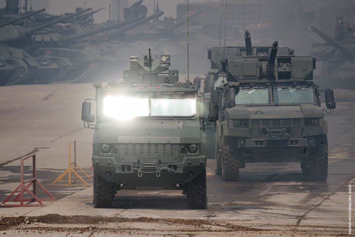 Xe bọc thép Vityaz-2 là sự phát triển của dòng xe quân sự Ural, được tạo ra cho Bộ Nội vụ Nga. Xe bọc thép Vityaz-2 được trang bị động cơ có công suất 285 mã lực và hộp số 9 cấp, giúp xe có tốc độ tối đa lên tới 90 km/h trên đường bằng; dự trữ hành trình là 1.000 km. 