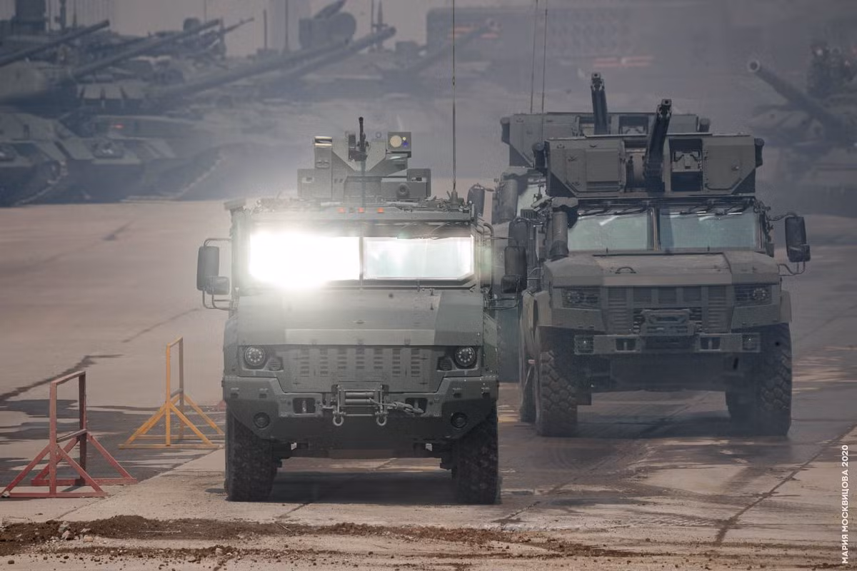 Xe bọc thép Vityaz-2 là sự phát triển của dòng xe quân sự Ural, được tạo ra cho Bộ Nội vụ Nga. Xe bọc thép Vityaz-2 được trang bị động cơ có công suất 285 mã lực và hộp số 9 cấp, giúp xe có tốc độ tối đa lên tới 90 km/h trên đường bằng; dự trữ hành trình là 1.000 km. 