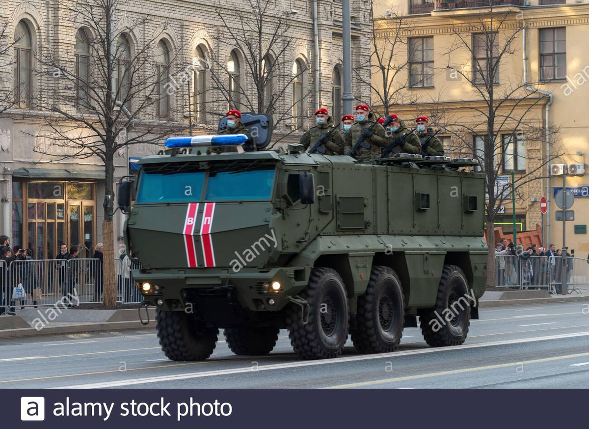 Loại xe bọc thép Typhoon (Cuồng phong), được Quân đội Nga đặt hàng để vận chuyển binh lính, hàng hóa qua mọi loại địa hình, trong mọi điều kiện thời tiết từ -50 đến +40 độ C. 