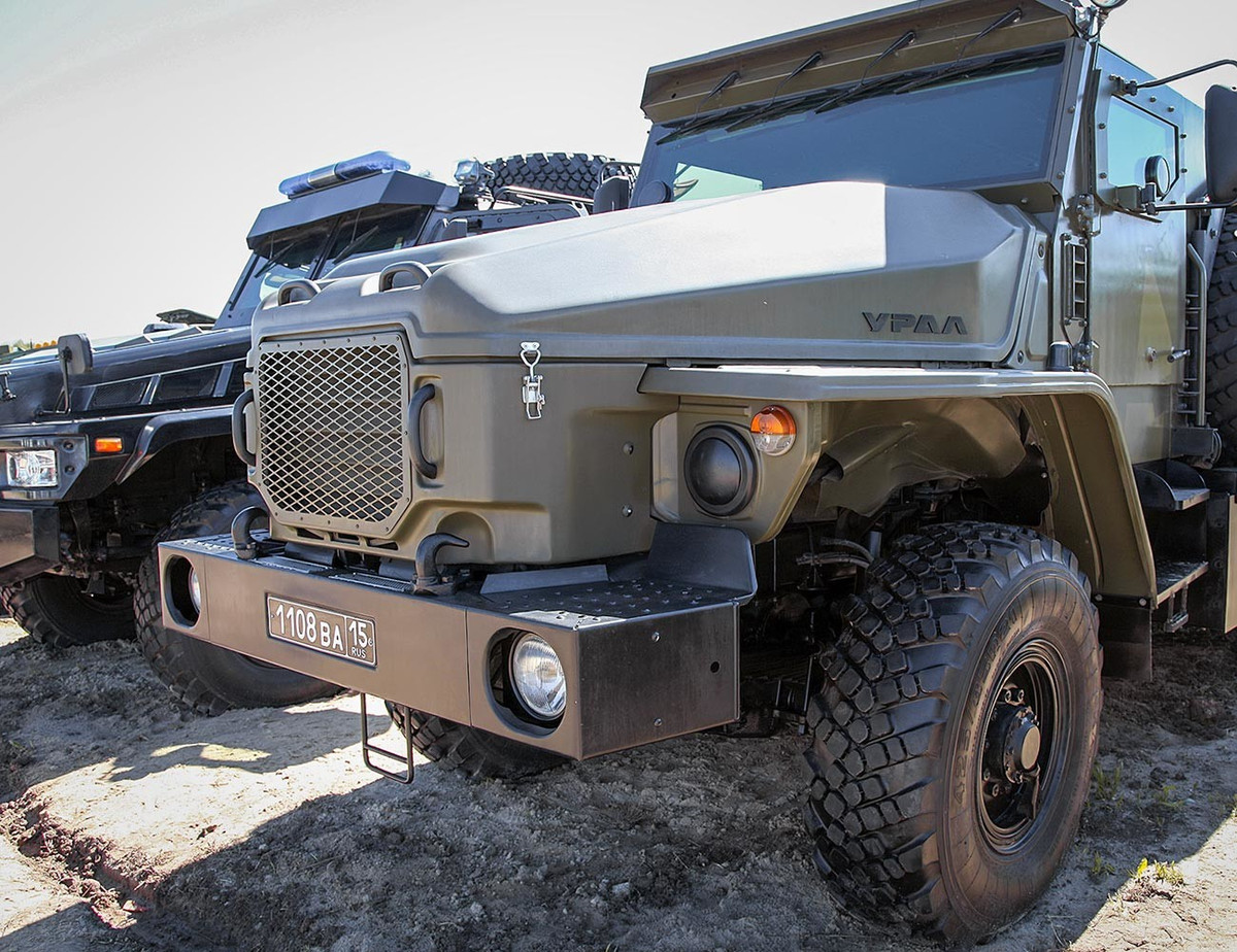 Loại xe cơ giới thứ hai của Quân đội Nga là phương tiện vận tải, có ca bin bọc thép có tên gọi Vityaz-2; đây là loại xe bọc thép, bố trí thành hai khoang riêng biệt, và đều được bọc thép nhẹ.