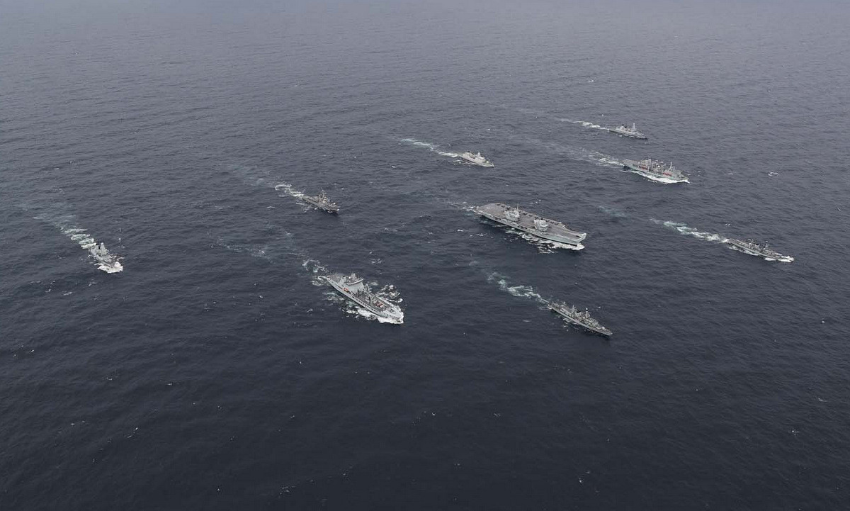 Ảnh: Quy mô cụm tác chiến tàu sân bay Anh với sự kết hợp của hải quân Mỹ và Hà Lan nhìn từ trên cao. Nguồn ảnh: GBN.