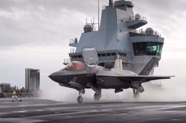 Chưa dừng lại ở đó, trên hàng không mẫu hạm của Anh hiện nay đang vận hành phi đội 14 chiếc tiêm kích F-35B. Dẫu vậy, để có được số lượng máy bay này không chỉ bởi những chiếc F-35B của Anh mà còn có số lượng F-35B bổ sung từ phi đội VMFA-211 của Thủy quân lục chiến Mỹ. Như vậy là cùng trên tàu sân bay Anh có 2 lực lượng không quân cùng chiến đấu.