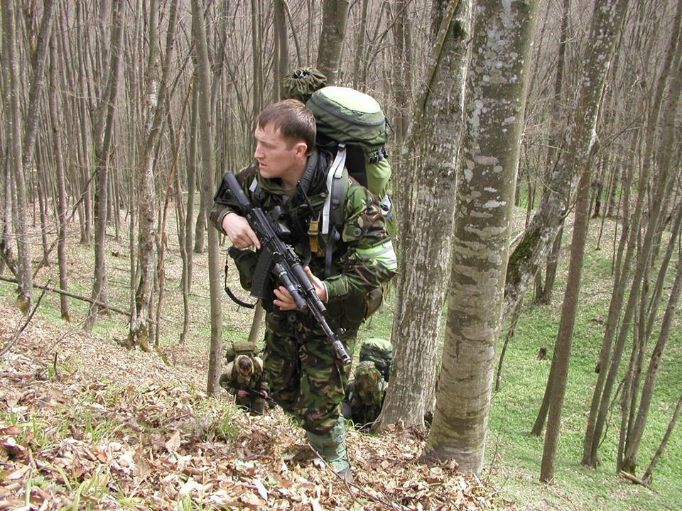 Ví dụ về huấn luyện sức bền, lực lượng Delta Mỹ quy định chạy 3,2 km trong 16 phút; nhưng ở Nga, một lính biệt kích từ đơn vị Alpha phải chạy 3 km trong 10 phút 30 giây. Đối với các tiêu chuẩn còn lại, chúng cũng khó hơn 30-50% ở Nga. Như vậy những chiến binh Nga thuộc lực lượng “Alpha” có thể chất và sức bền tốt hơn. Nguồn: Topwar