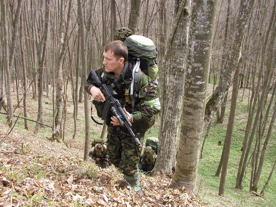 Ví dụ về huấn luyện sức bền, lực lượng Delta Mỹ quy định chạy 3,2 km trong 16 phút; nhưng ở Nga, một lính biệt kích từ đơn vị Alpha phải chạy 3 km trong 10 phút 30 giây. Đối với các tiêu chuẩn còn lại, chúng cũng khó hơn 30-50% ở Nga. Như vậy những chiến binh Nga thuộc lực lượng “Alpha” có thể chất và sức bền tốt hơn. Nguồn: Topwar