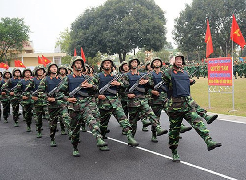 Áo có thiết kế hiện đại, dễ dàng sử dụng và độ thoáng mát cao, trọng lượng khá nhẹ. Khi mang đầy đủ áo giáp với 2 tấm giáp mềm và 2 tấm giáp cứng thì trọng lượng tổng thể chỉ là gần 5kg.