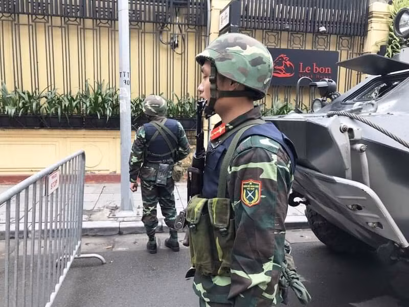 Quan trọng nhất là khả năng chống mảnh văng của bom, đạn pháo hay cối trên chiến trường. Nhiều thống đã chỉ ra, thương vong chủ yếu của người lính trên chiến trường đều tới từ mảnh văng, chỉ có một tỷ lệ nhỏ tới từ đạn bắn thẳng của súng bộ binh.