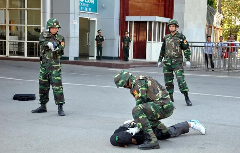 Ngay từ đầu những năm 2000, quân đội ta đã vô cùng chú trọng vào việc đầu tư hiện đại hóa trang bị và vũ khí cho các lực lượng đặc biệt tinh nhuệ như Đặc công, Hải quân đánh bộ, Trinh sát đặc nhiệm, Biên phòng,… với các loại khí tài như áo giáp mang tấm cứng, mũ chống đạn, súng trường kiểu mới,… Ảnh: Đặc nhiệm Biên phòng trong cuộc diễn tập năm 2016.