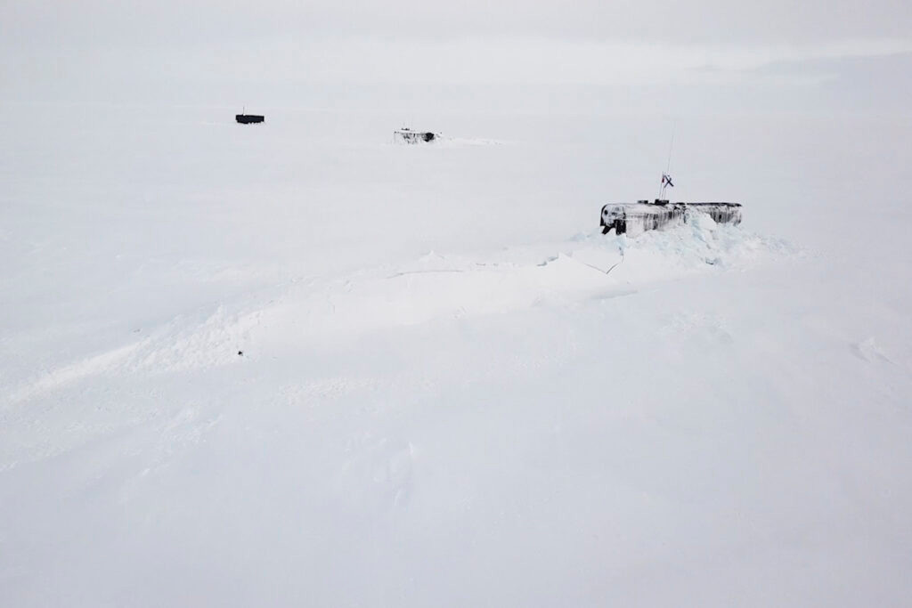 Tuy nhiên trong đoạn video được công bố, các chuyên gia quân sự phát hiện ít nhất hai thượng tầng thuộc các tàu ngầm lớp Delta IV, còn được gọi là Dự án 667 BDRM Delfins, còn chiếc tàu ngầm thứ ba có thể là lớp tàu ngầm Borei.