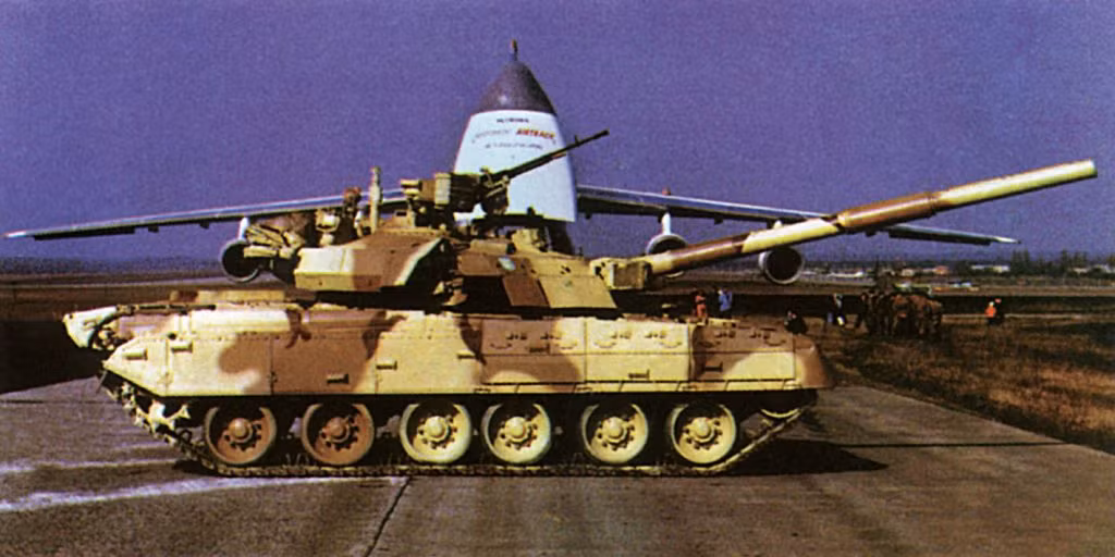 Những nâng cấp khác bao gồm việc bổ sung động cơ phụ trợ APU, thiết bị liên lạc vô tuyến kỹ thuật số và xích xe kiểu mới, để giảm mài mòn trên mặt đường. Với tất cả những cải tiến này, chiếc T-84 “mới” này được gọi là T-84U hoặc Object 478DU9. Mười chiếc T-84U đã được quân đội Ukraine đặt mua vào năm 2000. Ảnh: Xe tăng T-84U - Nguồn: Topwar