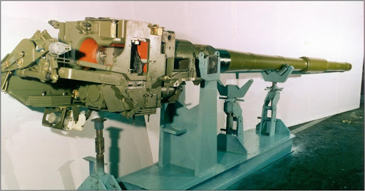 Tuy nhiên, thiết kế T-84 cơ bản này không được quốc gia nào đặt hàng, vì vậy KhKBM tiếp tục cải tiến thiết kế. Một vấn đề phải giải quyết là thiếu pháo tăng 125 mm 2A46, để trang bị cho những chiếc T-84 sản xuất mới. Nhiều nhà máy và ngành công nghiệp của Ucraina đã được trang bị lại, và Ukraine bắt đầu sản xuất pháo tăng 125 mm KBA-3, trên cơ sở sao chép pháo 2A46M-1. Ảnh: Pháo tăng 2A46M-1- Nguồn: Topwar