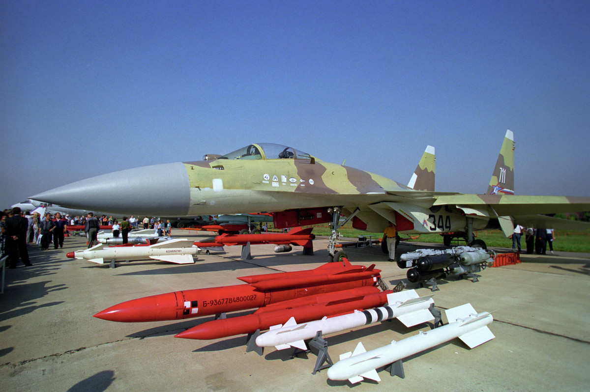 Thiếu hỗ trợ từ chính phủ Nga, Sukhoi đã phải tự bỏ kinh phí để phát triển của tiêm kích Su-37, dựa vào doanh thu xuất khẩu từ việc bán Su-27 cho Trung Quốc và Việt Nam, do đó chỉ có một chiếc được chế tạo. Chiếc máy bay này bị rơi vào tháng 12/2002 do lỗi cấu trúc.