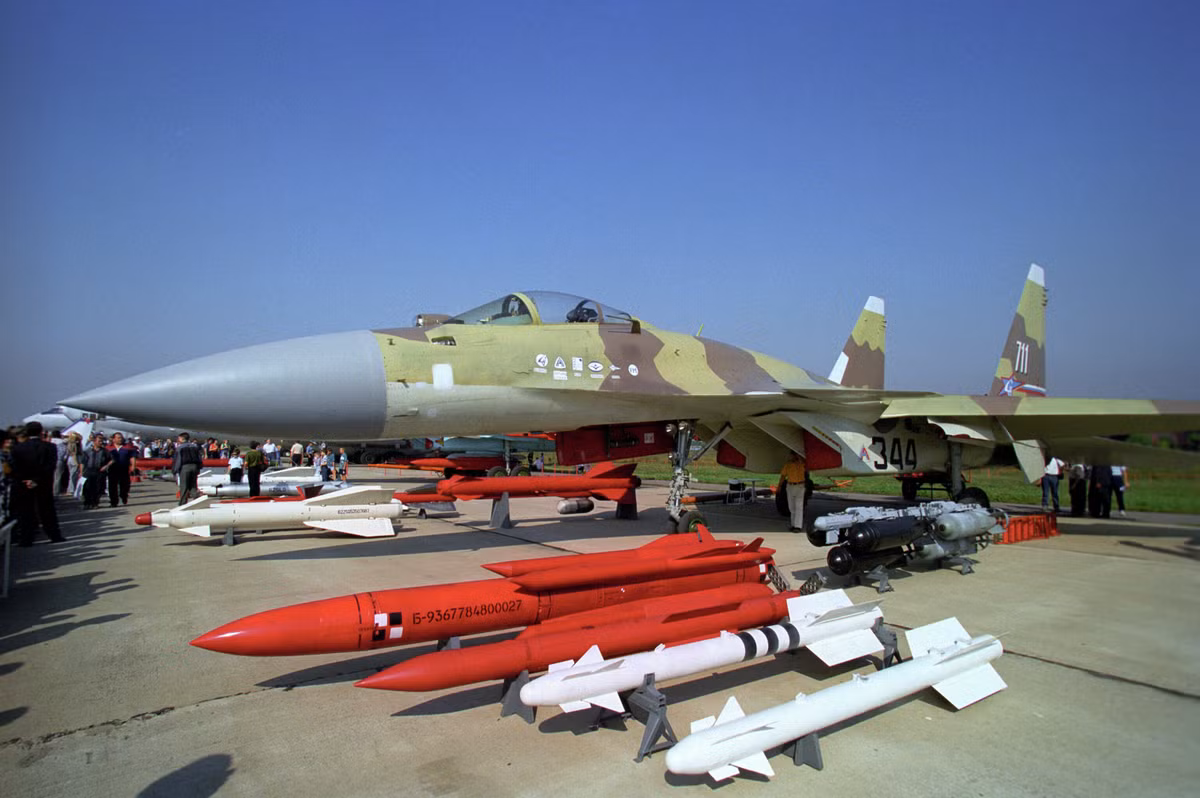 Thiếu hỗ trợ từ chính phủ Nga, Sukhoi đã phải tự bỏ kinh phí để phát triển của tiêm kích Su-37, dựa vào doanh thu xuất khẩu từ việc bán Su-27 cho Trung Quốc và Việt Nam, do đó chỉ có một chiếc được chế tạo. Chiếc máy bay này bị rơi vào tháng 12/2002 do lỗi cấu trúc.