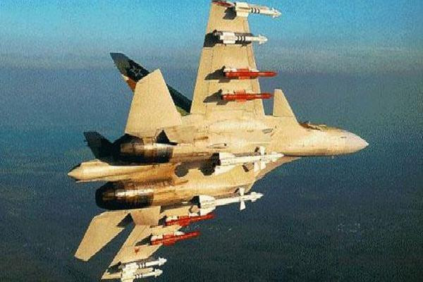 Ngoài ra, Su-37 còn được trang bị thêm tên lửa không đối đất Kh-25 (AS-12 Kegler) và Kh-29 (AS-14 Kedge) với đầu đạn 317 kg, cùng một pháo GSh-301 30 mm với tốc độ bắn tối đa 1.500 viên/phút.