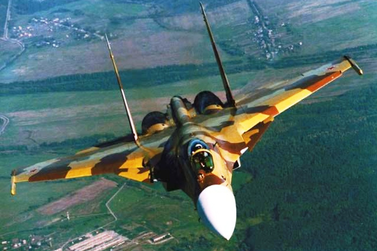 Su-37 có bộ cảm biến mạnh hơn bất kỳ máy bay chiến đấu nào khác của Nga. Được trang bị radar mảng pha doppler, cung cấp khả năng theo dõi 20 mục tiêu trên không đồng thời. Radar mới cũng có khả năng không đối không và không đối đất đồng thời.