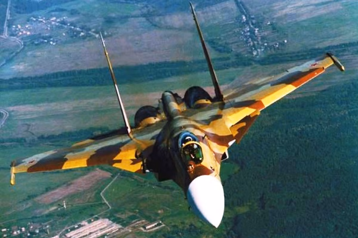 Su-37 có bộ cảm biến mạnh hơn bất kỳ máy bay chiến đấu nào khác của Nga. Được trang bị radar mảng pha doppler, cung cấp khả năng theo dõi 20 mục tiêu trên không đồng thời. Radar mới cũng có khả năng không đối không và không đối đất đồng thời.