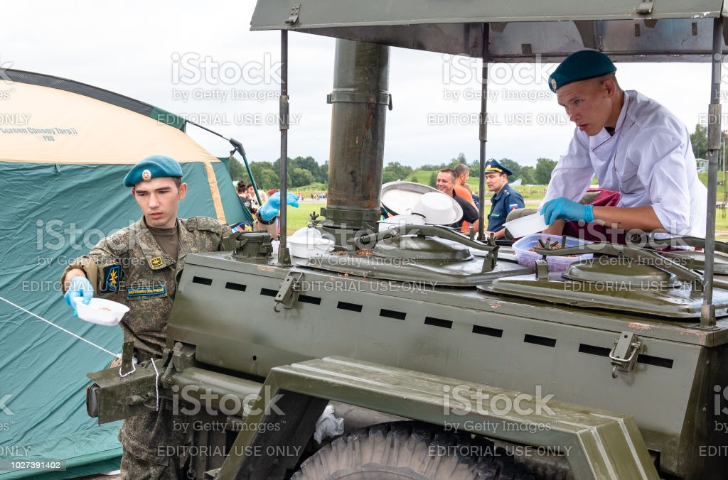 Nếu ở những nơi đóng quân cố định, các đơn vị Quân đội Nga có thể đặt các suất ăn qua hệ thống cung cấp dịch vụ công cộng; thì trong các cuộc diễn tập, chiến đấu ở nước ngoài, trên các tàu chiến hoạt động xa bờ… việc cung cấp bữa ăn do những quân nhân đảm nhiệm.