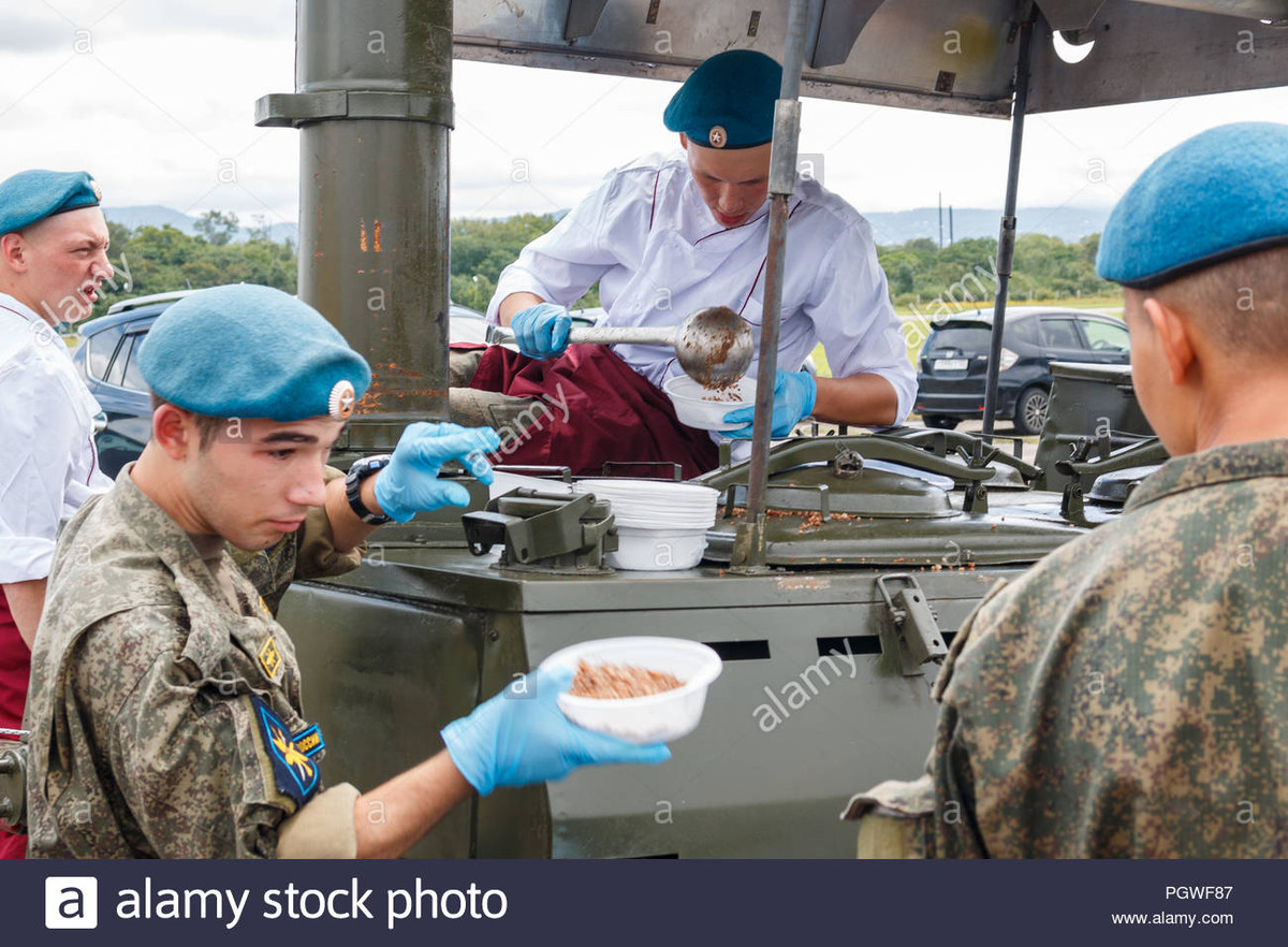 Ngày truyền thống ngành Hậu cần Quân đội Nga là ngày 1/8, được thực hiện theo sắc lệnh của Bộ trưởng Quốc phòng Nga ký ngày 28/7/2011. Hiện nay việc bảo đảm ăn uống cho Quân đội Nga, được thực hiện bởi hơn 160 nghìn quân nhân và hơn 145 nghìn nhân viên dân sự.