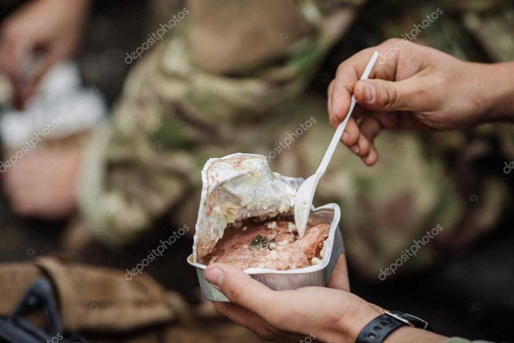 Sự lựa chọn các món ăn ở các đơn vị trực chiến cũng được giảm bớt, gồm món chính, món tráng miệng và đồ uống; nhưng các tiêu chuẩn cung cấp về mặt định lượng được bảo toàn đầy đủ, và các bếp ăn dã chiến cung cấp chất lượng thực phẩm rất tốt.