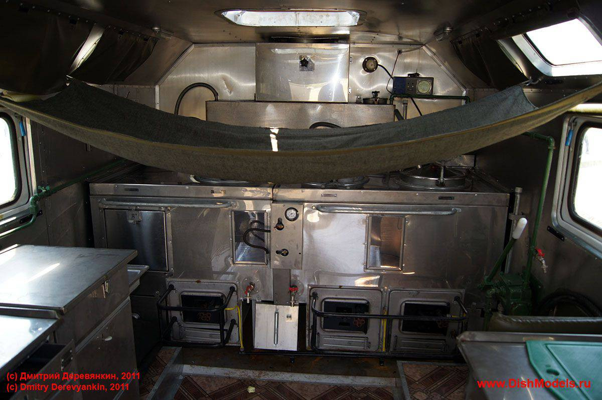 Nếu bếp PK-130M (130M2) được coi là loại bếp dã chiến cổ điển, được thiết kế để di chuyển ngay phía sau đội hình chiến đấu của các đơn vị, thì PAK-200M đã là một nhà ăn – nhà bếp di động.