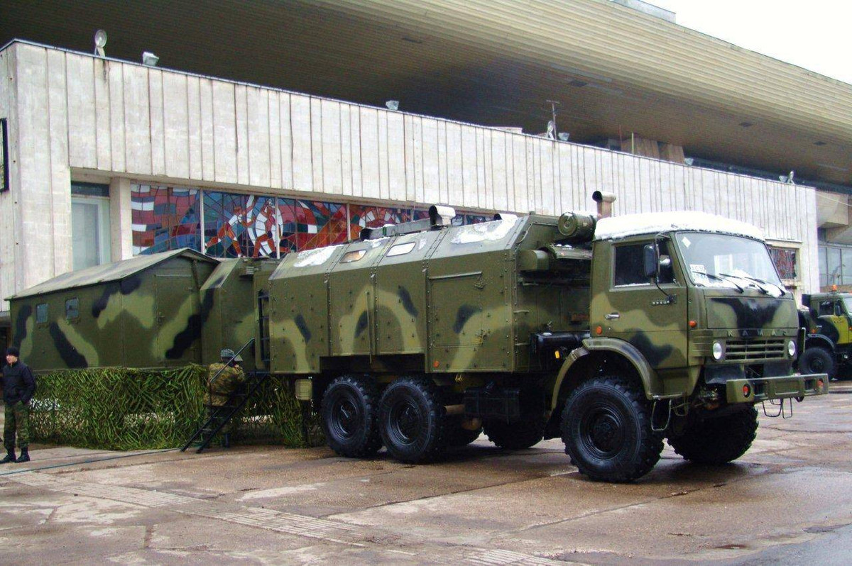 Bếp PAK-200M được chế tạo dựa trên một thùng xe chuyên dụng, trên khung gầm của một chiếc ô tô KamAZ. Khi triển khai nấu ăn, bếp có thể thay đổi diện tích lên gấp ba lần; ngoài khu vực nấu ăn, bếp còn có chỗ cho 24 người ăn một lúc.