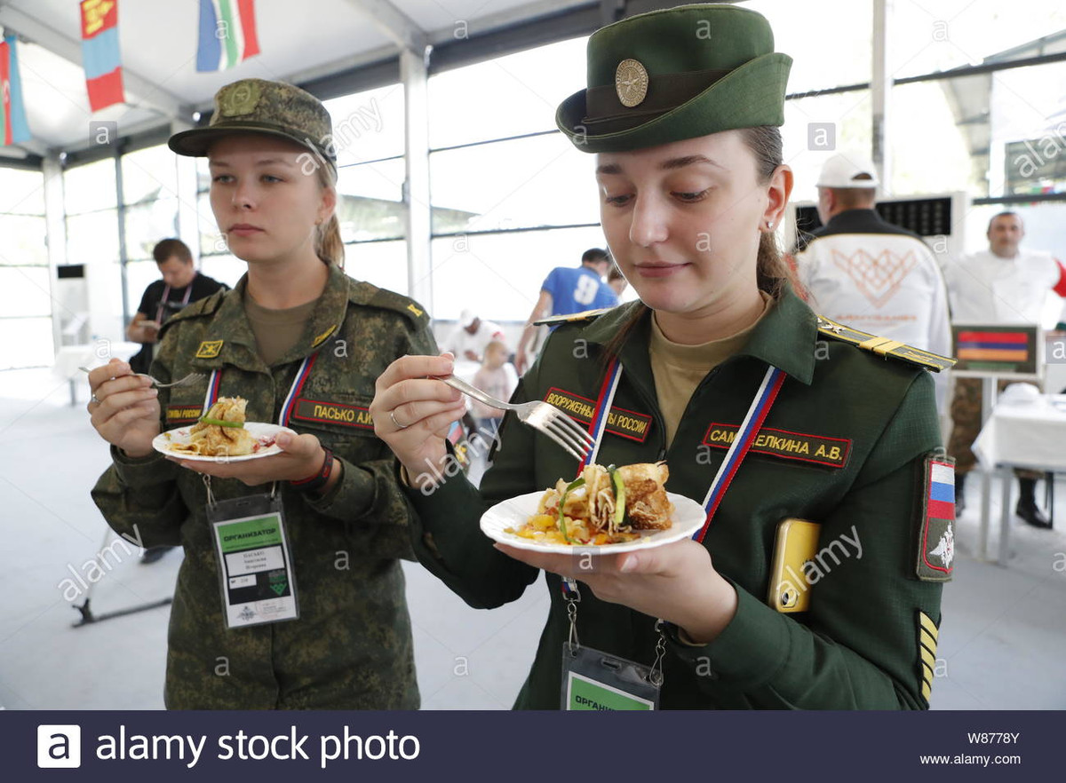 Để lưu trữ bánh mì, một tủ đặc biệt được cung cấp, được lắp đặt ở lối vào. Nói chung, nhà bếp thường bảo đảm bữa ăn nhanh, thích nghi với điều kiện quân đội - nhanh, nhưng nhiều calo hơn.