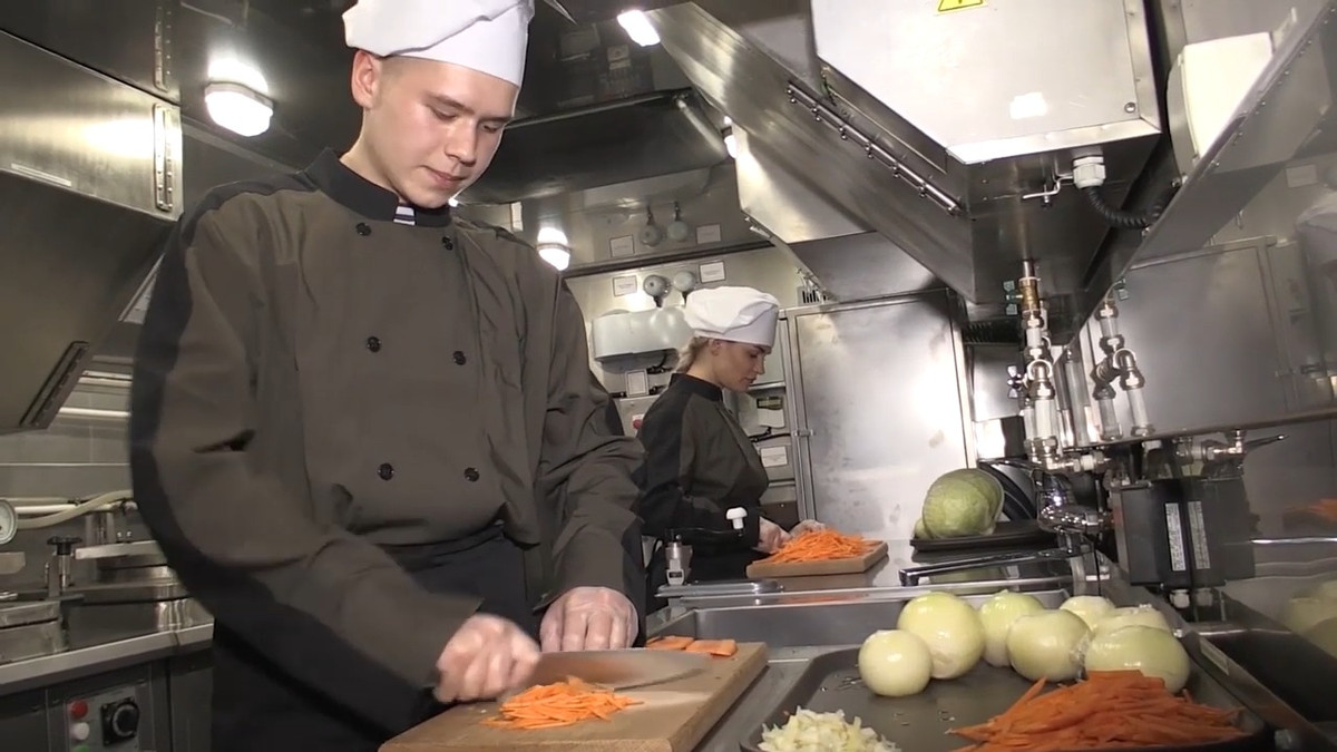 Thiết bị bếp chính để nấu nướng là lò hơi, PAK-200M được trang bị ba thùng nhiệt: một thùng 80 lít và hai thùng 150 lít, với lò nướng và sàn chiên, cũng như nồi hơi 50 lít để đun nước.