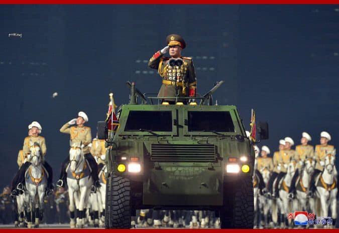 Cuộc diễu binh lần này nhìn chung cũng tương tự sự kiện duyệt binh Kỷ niệm 75 năm ngày thành lập Đảng Lao động Triều Tiên diễn ra vào ngày 10/10/2020. Các khối chiến sĩ và các loại khí tài không có sự khác biệt quá lớn. Ảnh: Xe trinh sát bọc thép hạng nhẹ 4x4 do Triều Tiên tự chế tạo dẫn đầu đội hình duyệt binh