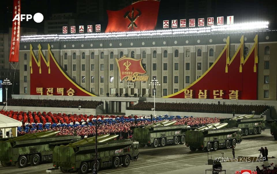 Diễn qua lễ đài là các tổ hợp tên lửa đạn đạo chiến thuật do Triều Tiên tự chế tạo. Loại tên lửa này có kiểu dáng rất giống với tên lửa đạn đạo Iskander-E của Nga. Các tổ hợp có thể cơ động và khai hỏa tên lửa với cự ly tấn công tối đa là 500km nếu nó tương đương với phiên bản do Nga sản xuất.