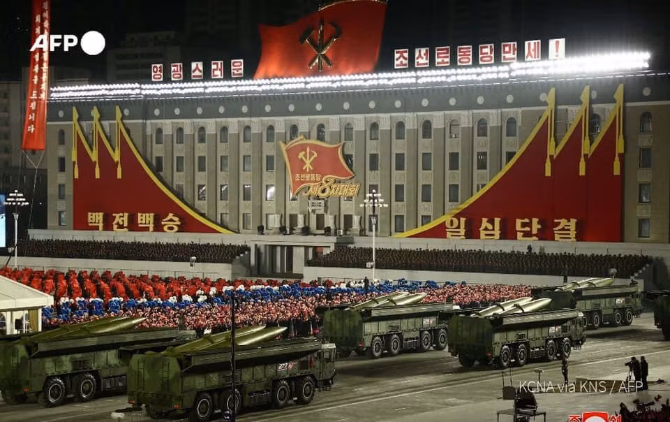 Diễn qua lễ đài là các tổ hợp tên lửa đạn đạo chiến thuật do Triều Tiên tự chế tạo. Loại tên lửa này có kiểu dáng rất giống với tên lửa đạn đạo Iskander-E của Nga. Các tổ hợp có thể cơ động và khai hỏa tên lửa với cự ly tấn công tối đa là 500km nếu nó tương đương với phiên bản do Nga sản xuất.