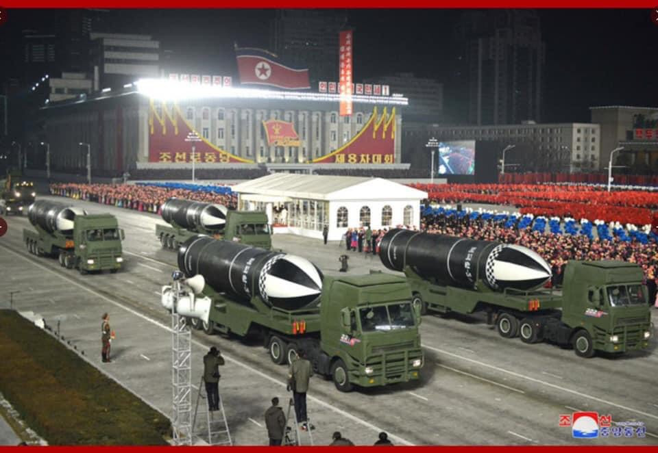 Các tên lửa đạn đạo liên lục địa Pukguksong thế hệ mới nhất được dùng để phóng đi từ tàu ngầm chiến lược. Các tàu ngầm khi mang theo loại tên lửa này có thể tấn công mục tiêu cách xa hàng ngàn km, ngoài ra còn có khả năng mang theo đầu đạn hạt nhân cho một màn tấn công phủ đầu đối phương.