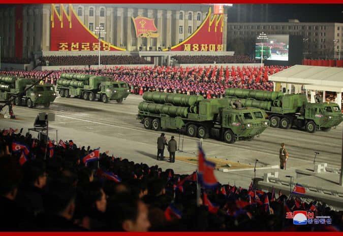 Các tổ hợp tên lửa phòng không tầm xa thế hệ mới của Triều Tiên lần đầu ra mắt hôm 10/10 năm ngoái nay cũng được xuất hiện lại trong đội hình duyệt binh. Tổ hợp dùng các xe phóng có thể mang theo bốn đạn tên lửa có kết cấu khá tương đồng với các tổ hợp tên lửa S-300/S-400 của Nga.