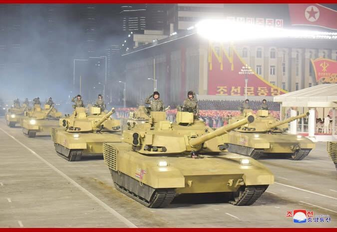 Xe tăng chiến đấu chủ lực thế hệ mới của quân đội Triều Tiên là một trong những điểm nhấn đặc biệt của buổi lễ. Nó đã từng gây bất ngờ cho giới quan sát khi lần đầu xuất hiện trong lễ duyệt binh ngày 10/10 năm ngoái. Xe có dáng vẻ vô cùng hiện đại, trang bị khối giáp phản ứng nổ hộp. Pháo chính của xe là pháo nòng trơn 115mm hoặc 125mm bổ sung 2 tên lửa chống tăng ATGM đặt ở bên phải tháp pháo