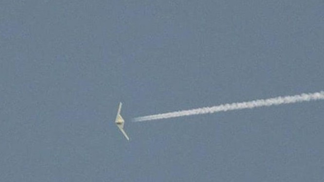 Điều này càng trở nên khó khăn hơn khi các lực lượng chiến đấu mặt đất, tàu chiến, bệ phóng tên lửa và máy bay chiến đấu của đối phương liên tục di chuyển và thay đổi cách triển khai. Nhưng với UAV RQ-180, nó có thể theo dõi liên tục lực lượng vũ trang Trung Quốc cơ động, để hướng dẫn B-2 và B-21 tấn công. 