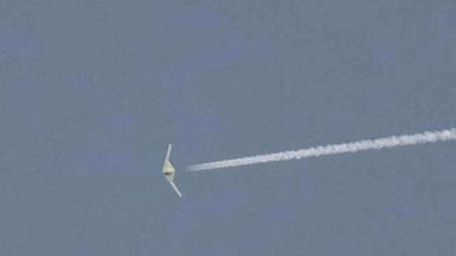 Điều này càng trở nên khó khăn hơn khi các lực lượng chiến đấu mặt đất, tàu chiến, bệ phóng tên lửa và máy bay chiến đấu của đối phương liên tục di chuyển và thay đổi cách triển khai. Nhưng với UAV RQ-180, nó có thể theo dõi liên tục lực lượng vũ trang Trung Quốc cơ động, để hướng dẫn B-2 và B-21 tấn công. 