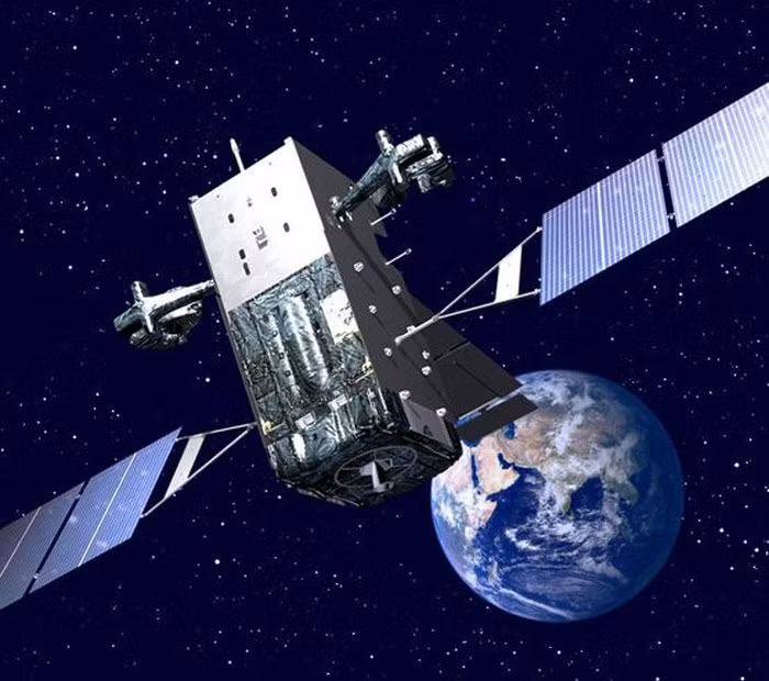 Mặc dù quân đội Mỹ có thể sử dụng vệ tinh để trinh sát, nhưng quỹ đạo của vệ tinh là có thể dự đoán được và không linh hoạt. Đối phương có thể đoán biết được thời điểm vệ tinh bay qua, để tiến hành các hoạt động ngụy trang.