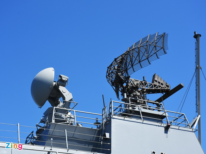 Với sự trợ giúp từ những chiếc ống nhòm và ống kính viễn vọng hiện đại sẽ cho phép các hoa tiêu nhìn thấy các vật thể ở cách xa đến 70km hoặc hơn. Bên cạnh đó, mọi tàu chiến và tàu khu trục hiện đại đều có các hệ thống radar và sonar (định vị bằng sóng âm), có khả năng nhận dạng các tàu ở khoảng cách rất xa.