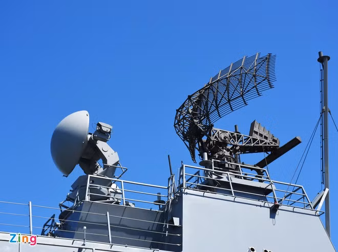 Với sự trợ giúp từ những chiếc ống nhòm và ống kính viễn vọng hiện đại sẽ cho phép các hoa tiêu nhìn thấy các vật thể ở cách xa đến 70km hoặc hơn. Bên cạnh đó, mọi tàu chiến và tàu khu trục hiện đại đều có các hệ thống radar và sonar (định vị bằng sóng âm), có khả năng nhận dạng các tàu ở khoảng cách rất xa.