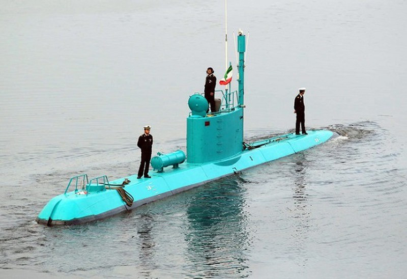 Ngoài ra, không phải mọi tàu ngầm đều được dùng cho hoạt động quân sự. Tàu ngầm còn có thể được sử dụng trong hoạt động khai phá biển sâu, hay các nhiệm vụ tìm kiếm cứu nạn. Trong các trường hợp này, nguỵ trang không phải là ưu tiên hàng đầu, nên tàu ngầm có thể có các màu khác tuỳ thích.