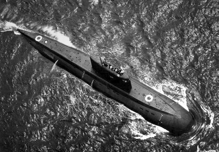 Và màu sơn trên vỏ tàu là yếu tố rất quan trọng, quyết định sự an toàn của con tàu, trong đó màu đen hay xám là những màu sắc tối ưu nhất, giúp những con tàu có thể hoà lẫn vào môi trường xung quanh; và cũng là lý do vì sao tàu ngầm thường nổi lên vào ban đêm, bởi đây là thời điểm cực kỳ khó bị phát hiện.