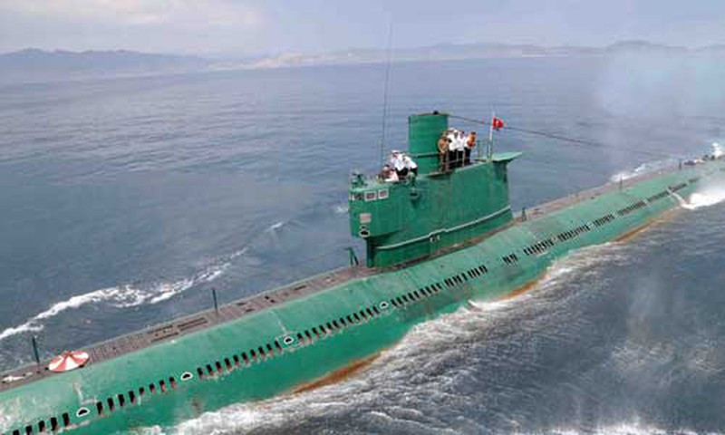 Tuy nhiên không phải mọi tàu ngầm đều được sơn màu đen và xám, mặc dù đây là những màu phổ biến nhất để sơn tàu ngầm. Vẫn có một số quốc gia lại lựa chọn màu sắc khác để ngụy trang tàu ngầm vì nhiều lý do, ví dụ như tàu ngầm của Triều Tiên được sơn màu xanh lá cây.