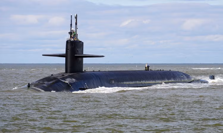 Tuy nhiên tàu ngầm hiện đại tới đâu cũng không thể hoạt động mãi mãi dưới nước, nó vẫn cần oxy để duy trì hoạt động của cả con tàu và thủy thủ đoàn và tàu ngầm cũng không có đủ hoả lực để phòng vệ trước những đợt tấn công từ trên bờ. Chính vì vậy khi nổi lên khỏi mặt nước, tàu ngầm cần phải duy trì trạng thái tàng hình và ngụy trang để tránh kẻ địch phát hiện.