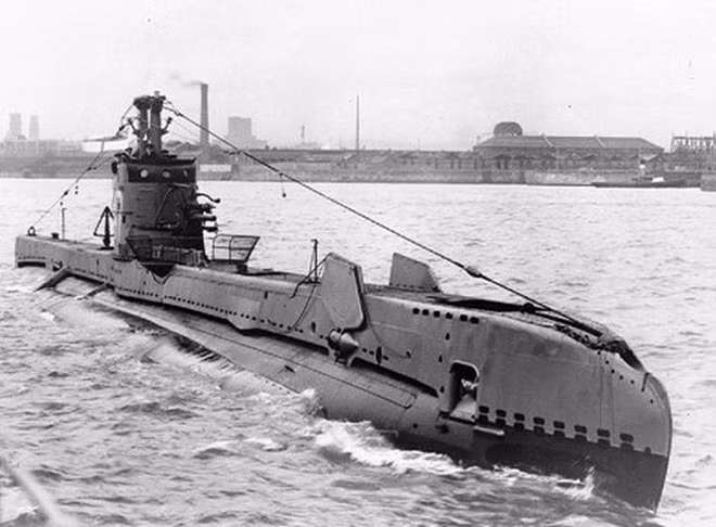 Trong chiến tranh thế giới thứ nhất, Đức Quốc xã đã phát minh và sử dụng rất hiệu quả tàu ngầm quân sự mang tên U-boat. Những con quái vật đại dương này luôn là nổi ám ảnh của quân đồng minh; mỗi chiếc tàu di chuyển trên biển, đều có thể biến thành con mồi cho loại vũ khí này.