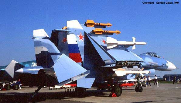Các máy bay Su-27 ban đầu, được triển khai tên lửa không đối không R-27 cho các cuộc giao tranh tầm xa, đây là loại tên lửa tiên tiến nhất vào thời điểm đó, nhưng sau đó đã được thay thế bằng tên lửa R-77, nhờ dẫn đường bằng ra đa chủ động và khả năng “bắn và quên”.