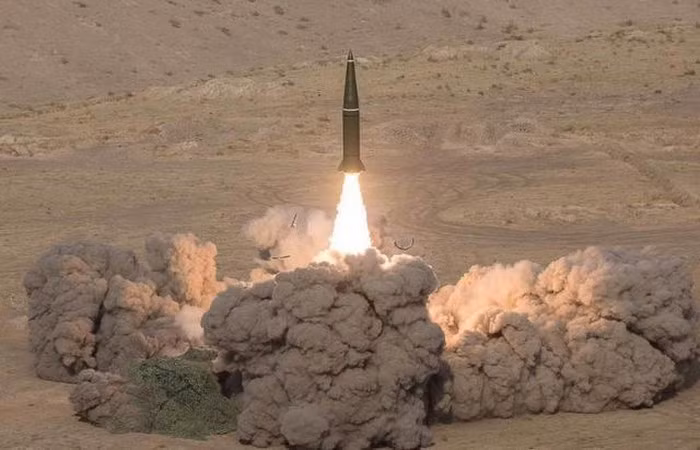 Kaliningrad đóng vai trò như một căn cứ, cho phép tên lửa đạn đạo chiến thuật Iskander của Nga và các hệ thống phòng không tầm xa như S-400 có thể tiến sâu hơn vào châu Âu. Các trung đoàn pháo binh và xe tăng đã được triển khai tại đây từ tháng 12/2020.