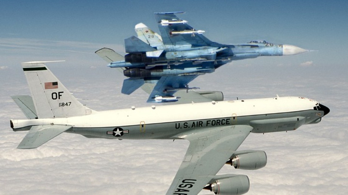 Tháng sau, một máy bay giám sát RC-135 của Không quân Mỹ, đang theo dõi các tín hiệu điện tử ở Kaliningrad, đã bị đánh chặn bởi một đơn vị Su-27 gồm ba chiếc Su-27SM3. Chiếc máy bay phản lực của Mỹ đã nhanh chóng, thực hiện một cú rẽ trái vào không phận của Thụy Điển.