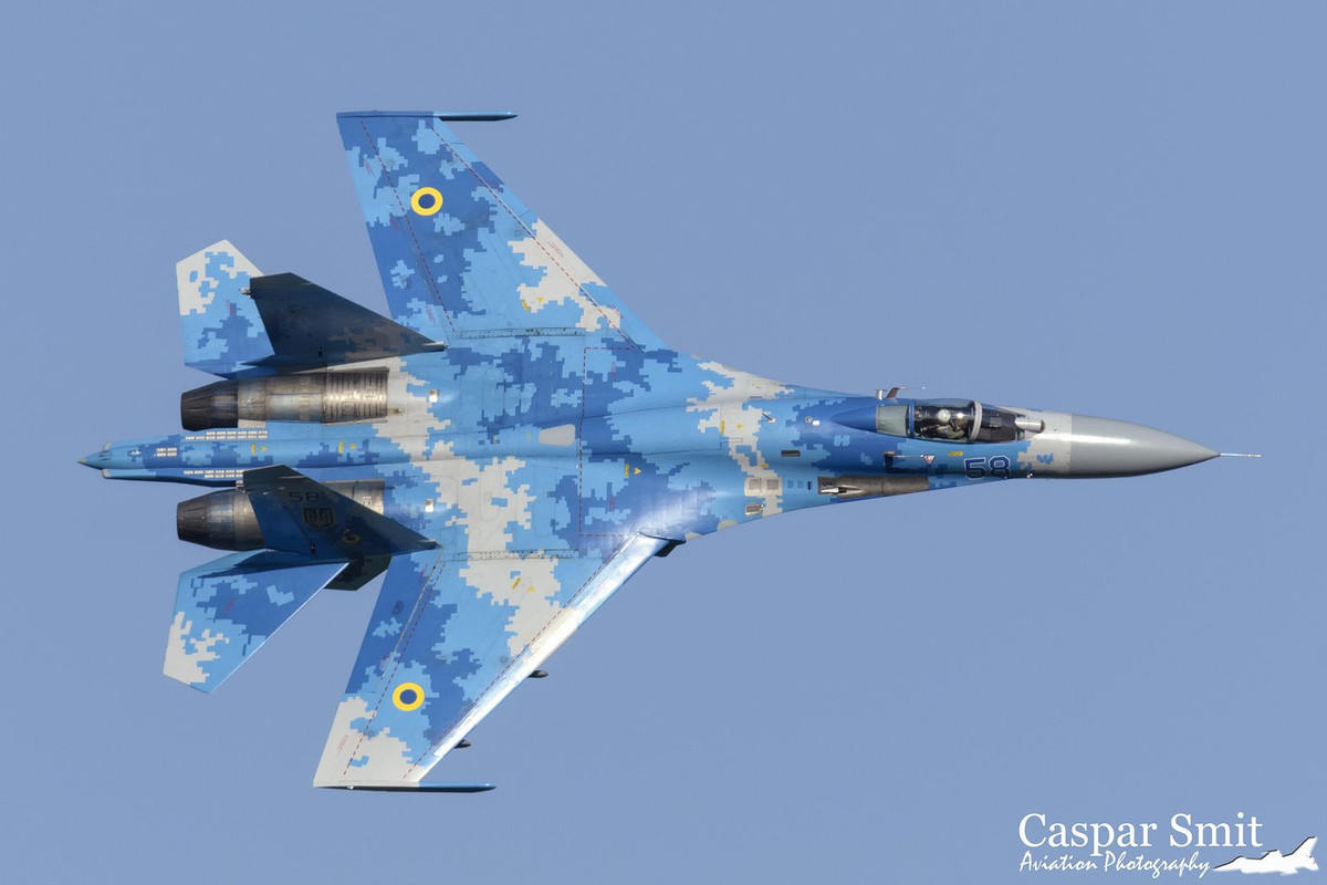Su-27 Flanker lần đầu tiên được đưa vào biên chế trong Không quân Liên Xô vào năm 1985. Sau khi người Mỹ được tiếp cận được một số máy bay này sau Chiến tranh Lạnh, các chuyên gia Mỹ đã đánh giá chiếc tiêm kích này, có khả năng hơn cả tiêm kích chủ lực F-15 của Không quân Mỹ.