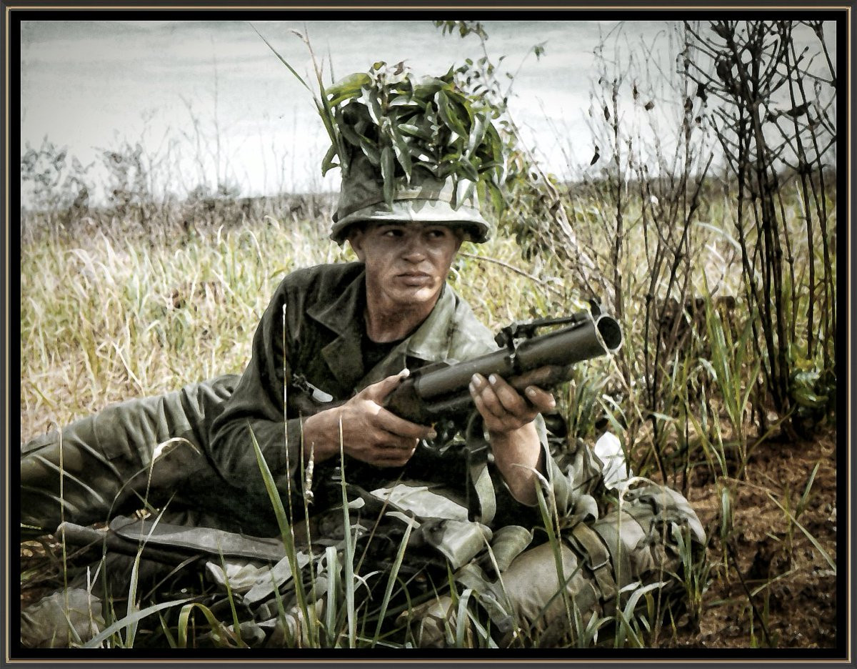 Ngoài ra, khẩu súng phóng lựu M-79 còn bắn được nhiều loại đạn khác nhau như đạn nổ mảnh, đạn nhiệt áp, có bán kính sát thương khác nhau đối với từng loại, có thể lên đến 35m. M-79 còn sử dụng là súng bắn đạn khói, đạn chiếu sáng (loại tiêu chuẩn và loại rơi chậm có dù) và đạn hơi cay CS.