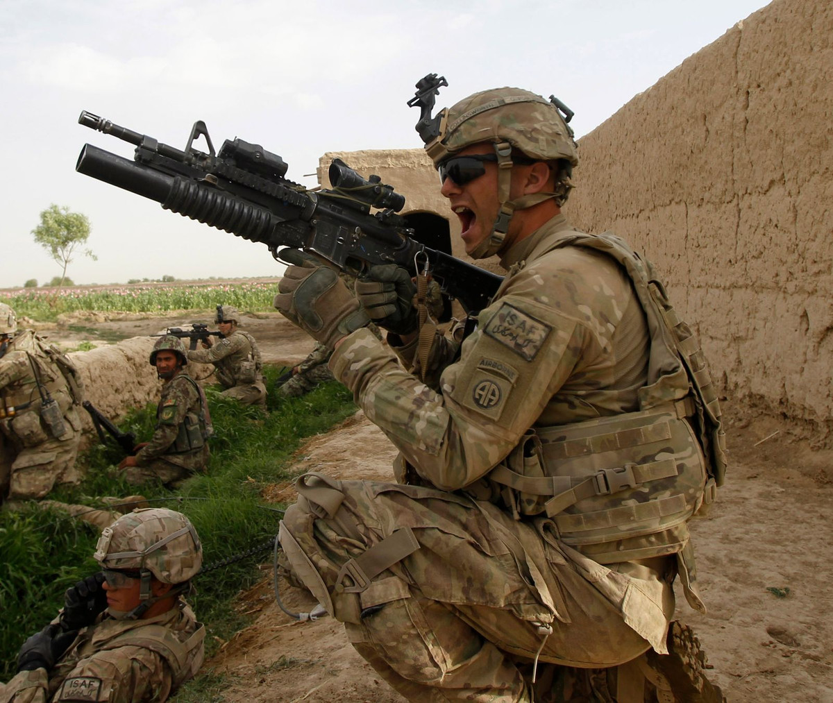 Trên thực tế, việc chuyển từ sử dụng tiểu liên M16, sang súng phóng lựu M203 gắn dưới nòng, không nhanh hơn chuyển sang dùng khẩu M-79 độc lập. Tuy nhiên nếu dùng M-79 như một vũ khí độc lập, sẽ mất đi một tay súng liên thanh, do vậy Quân đội Mỹ đã quyết định bỏ khẩu M-79 trong biên chế Quân đội của họ. Nguồn ảnh: Pinterest.